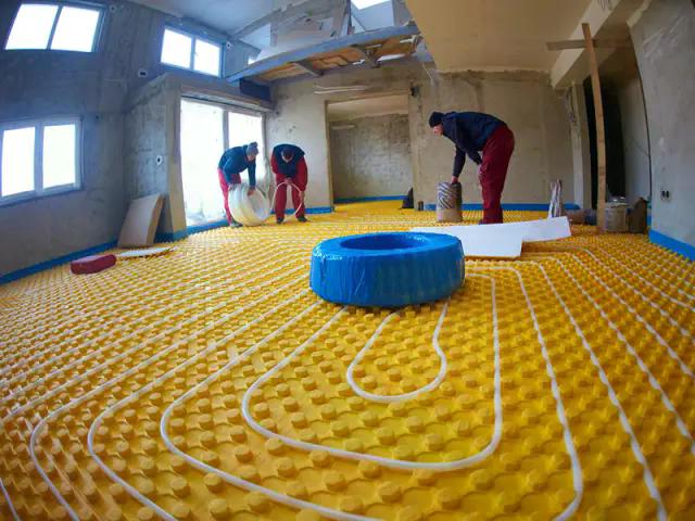 Männer verlegen Bodenheizung