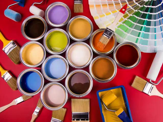 Farbeimer und Pinsel