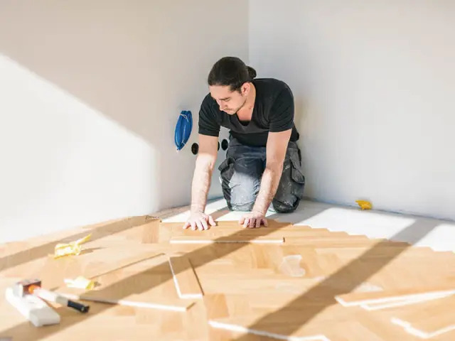 Mann verlegt Boden