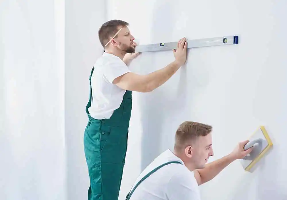 Mann benutzt Wasserwaage